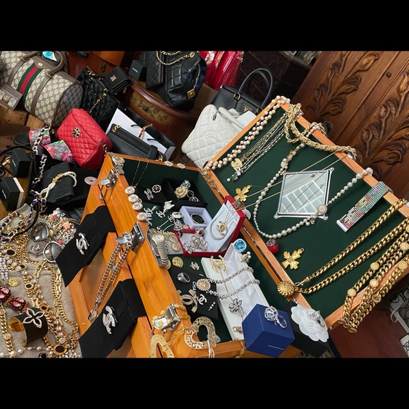 🌹CHANEL BROACH  🌹SEE PICS  🌹OPEN TO TRADE with reputable P♥️SH Seller - Picture 12 of 16